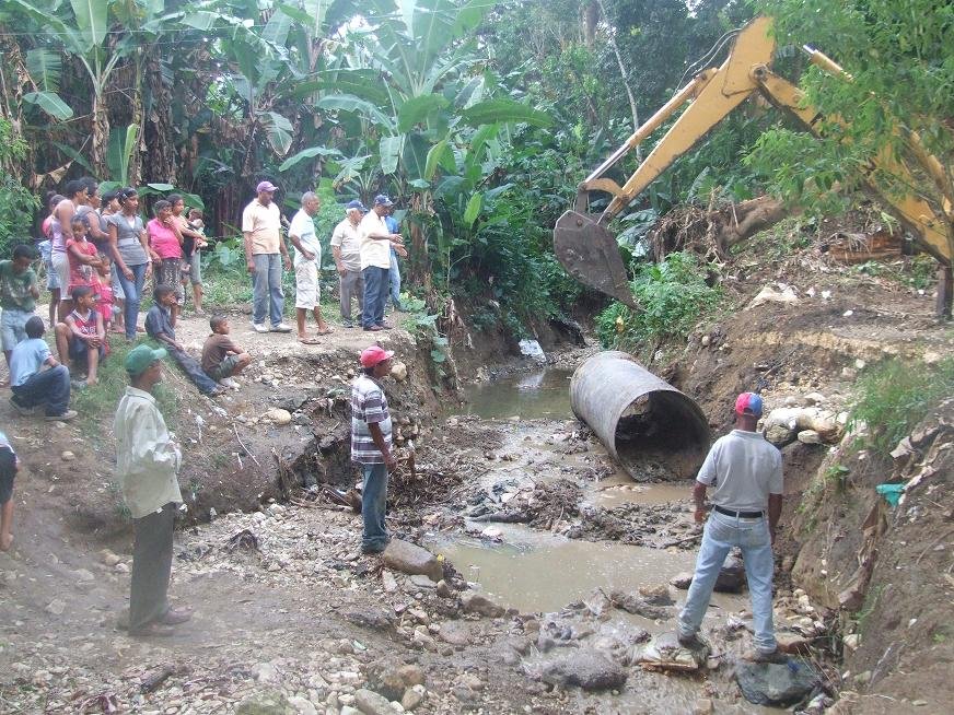Hombres Trabajan en rehabilitación del puente comunidad El Bolsillo de Las Lagunas